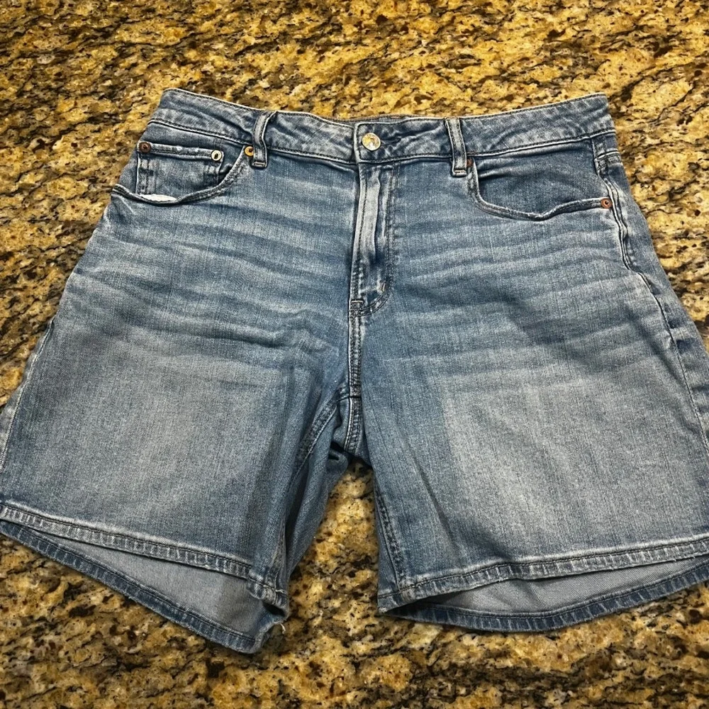 American Eagle Low-Rise Baggy Denim Shorts Medium Blue Womens Size 6 Distressed
